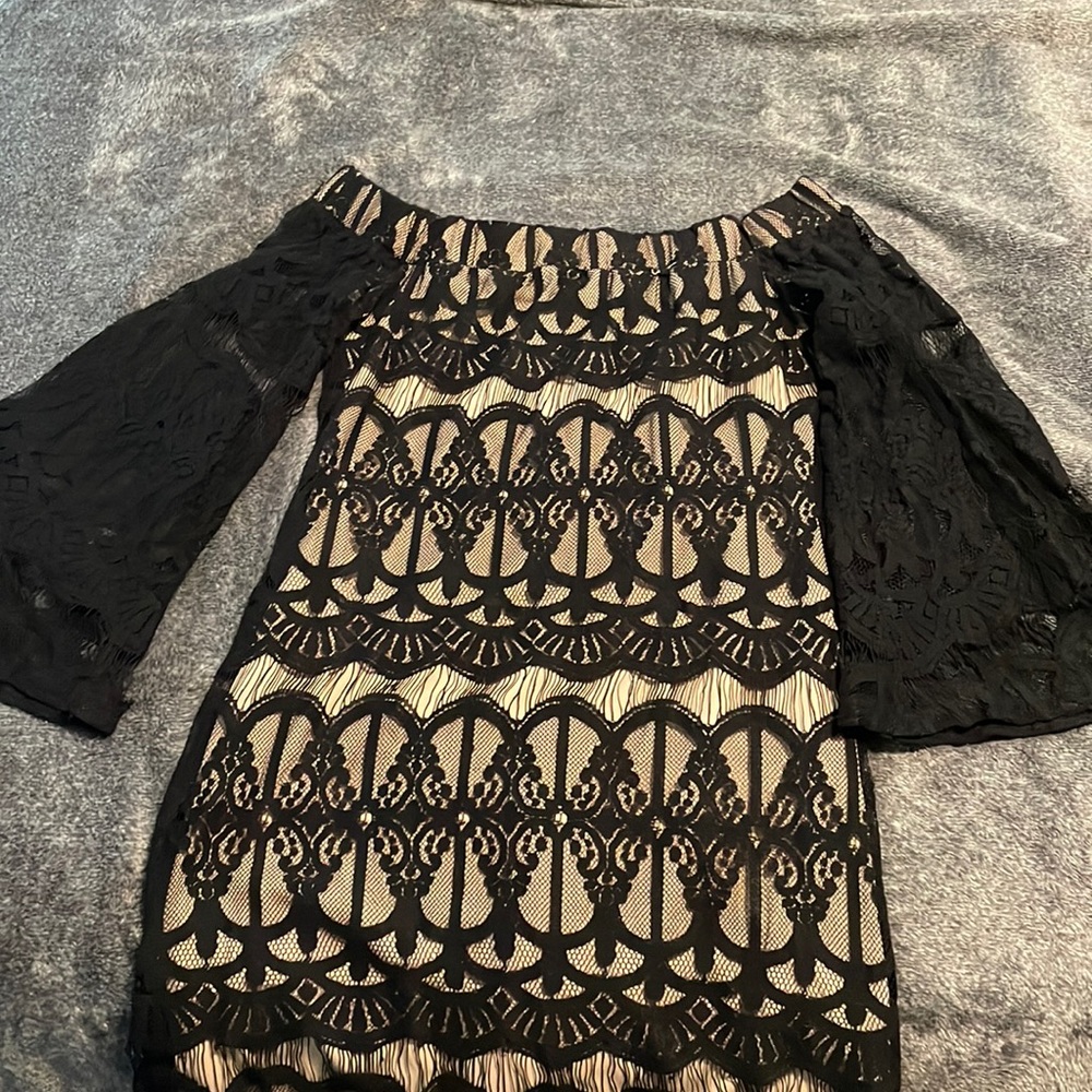 Off the shoulders black lace short dress
